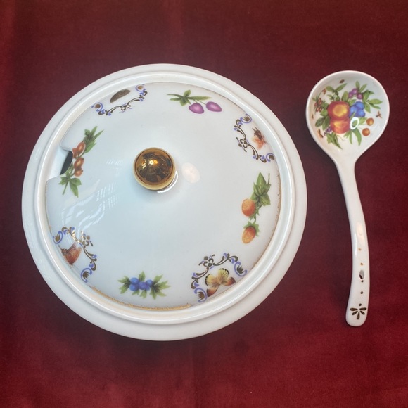 I. GODINGER & CO. Yorkshire Pattern Porcelain Tureen - Picture 2 of 10